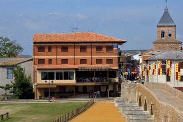هتل Hostal Don Suero De Quiñones