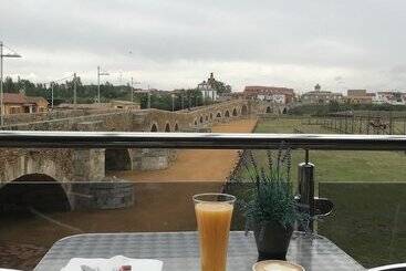 هتل Hostal Don Suero De Quiñones