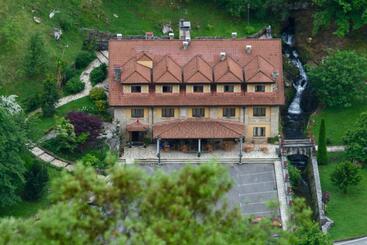 Logis Hotel Restaurante La Casa De Juansabeli