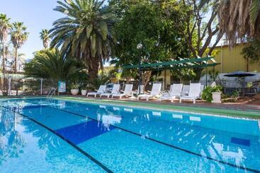 Elkira Court Motel