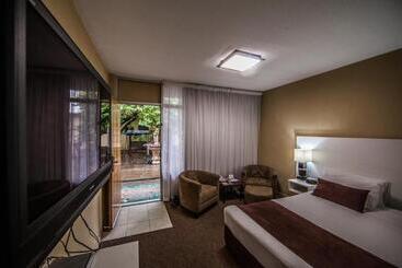 Elkira Court Motel