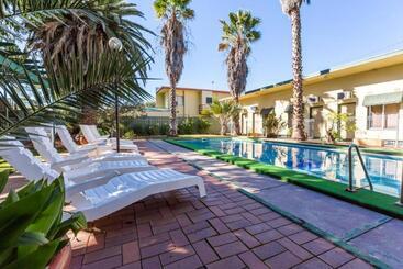 Elkira Court Motel