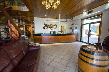 Elkira Court Motel
