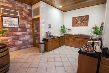 Elkira Court Motel