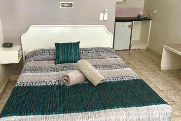 Elkira Court Motel