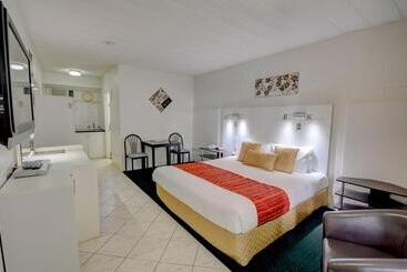 Elkira Court Motel