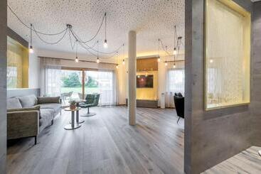 Отель Alpenparks Chalet & Apartment Alpina Seefeld