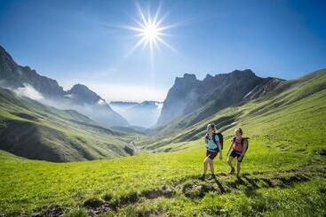 Отель Alpenparks Chalet & Apartment Alpina Seefeld