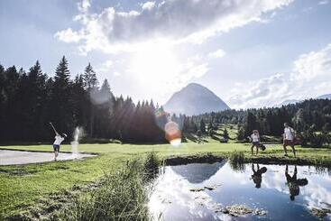 Отель Alpenparks Chalet & Apartment Alpina Seefeld