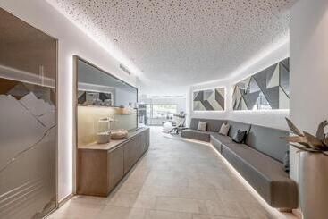 Отель Alpenparks Chalet & Apartment Alpina Seefeld