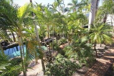 هتل Colonial Palms Motor Inn