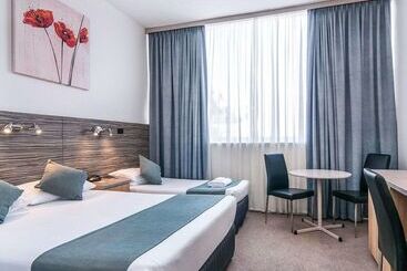 هتل Comfort Inn Regal Park