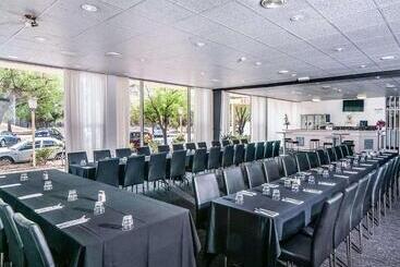 هتل Comfort Inn Regal Park