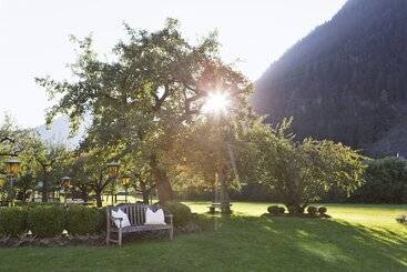 هتل Neuhaus Zillertal Resort