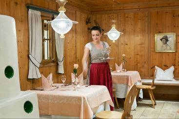 هتل Neuhaus Zillertal Resort