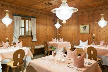 هتل Neuhaus Zillertal Resort