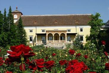 هتل Schloss Weikersdorf