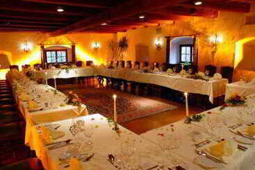 هتل Schloss Weikersdorf