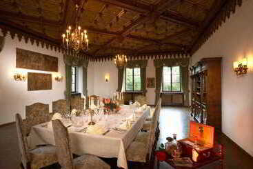 هتل Schloss Weikersdorf