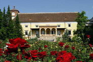 هتل Schloss Weikersdorf