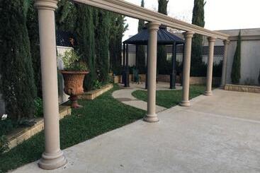 مُتل Albury Manor House