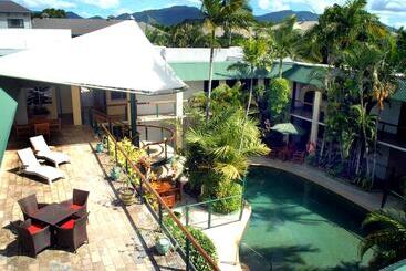 Bay Village Tropical Retreat & Apartments