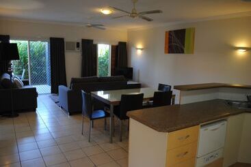 Bay Village Tropical Retreat & Apartments