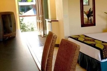 Bay Village Tropical Retreat & Apartments