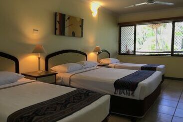 Bay Village Tropical Retreat & Apartments