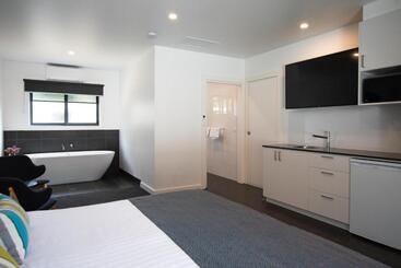 Bright Colonial Motel