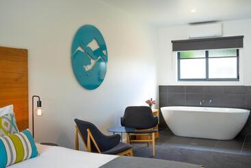 Bright Colonial Motel