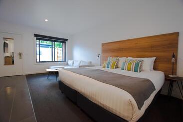 Bright Colonial Motel