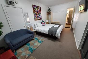 هتل Coach House Inn