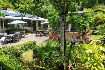 هتل Coach House Inn