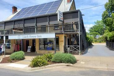 هتل Coach House Inn