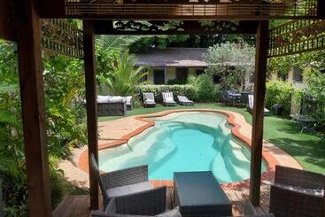 هتل Coach House Inn