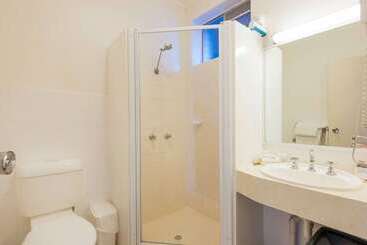 هتل Comfort Inn All Seasons