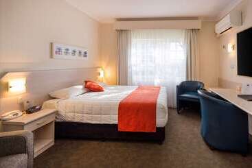 هتل Comfort Inn All Seasons