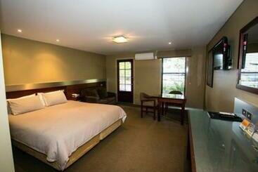 هتل Motor Inn Suites