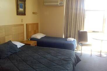 בית מלון כפרי Desert Sand Motor Inn