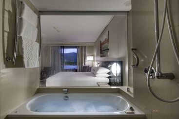 هتل Hilton Cairns