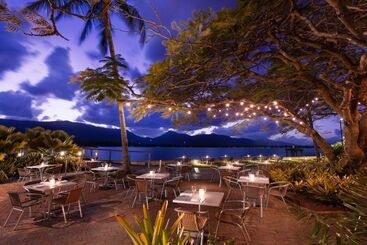 هتل Hilton Cairns