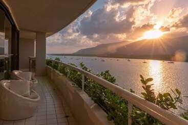 هتل Hilton Cairns