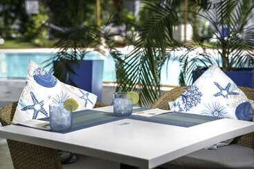 هتل Hilton Cairns