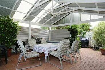هتل Jacaranda Guest House