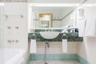 هتل Mercure Charlestown