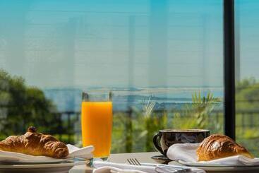 هتل Mercure Charlestown