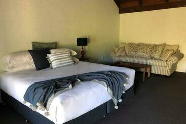 Отель Olde Horsham Motor Inn
