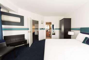 هتل Ramada Diplomat Canberra