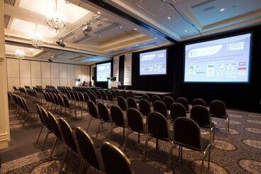 هتل Stamford Grand Adelaide
